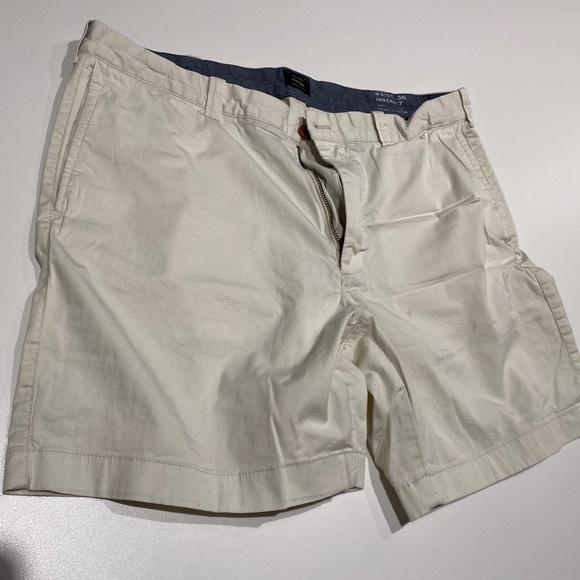 J. Crew 7" Stretch  Chino Flat Front Shorts in Cream - Picture 1 of 3